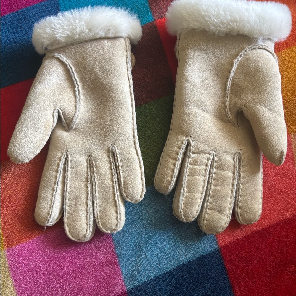 UGG Cream Suede Gloves - Picture 2 of 6